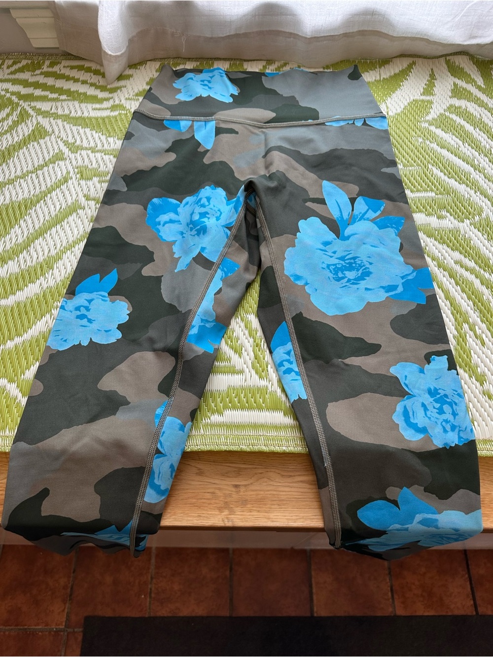 AE OFFLINE Camouflage Capri Leggings with Blue Floral Print M